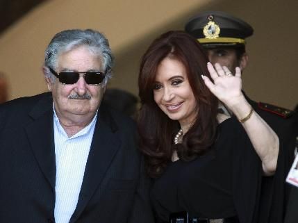 12月20日,乌拉圭总统穆希卡(左)与阿根廷总统克里斯蒂娜共同出席南
