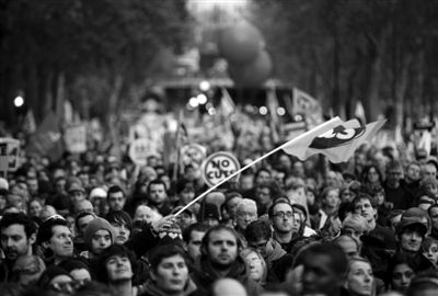 2011��11��30�գ�Ӣ���׶ر�����ʮ��������ģ�Ĺ���Ա�չ���Ӣ�������ʾ�����������������Ͻ�ƻ������200�򹫹�����Ա���μ��˰չ���