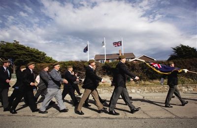 1日，马尔维纳斯群岛，英国老兵游行纪念马岛战争30周年。当天，驻扎在马岛（英称福克兰群岛）的英军士兵及当年参战老兵在解放纪念碑前举行活动。