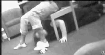 护理中心似人间地狱 11名男女护工全是虐待狂