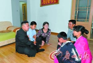 金正恩携妻访市民新居赠自制食品