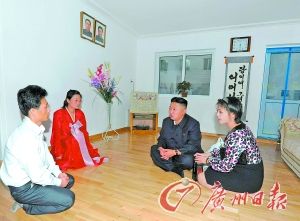 金正恩携妻访市民新居赠自制食品