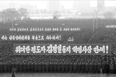 12月14日，数万名人民军官兵和各界群众在平壤召开军民大会，热烈庆祝朝鲜成功发射“光明星3号”卫星。新华社发