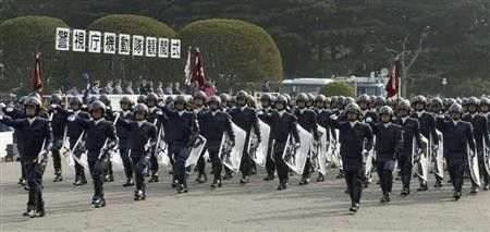 据报道,  日本警察厅机动队防暴队员    日本警察厅机动队化学防护