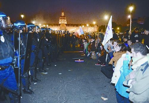   　　26日，法国反同性恋者与警察形成对峙之势。