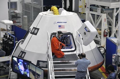 美公开新载人宇宙飞船试验机 欲摆脱对俄依赖