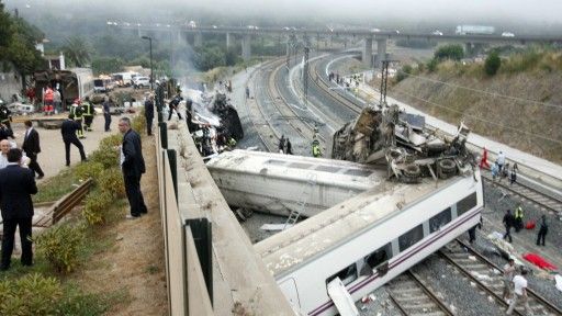 西班牙火车出轨致60人死 事故原因或为超速