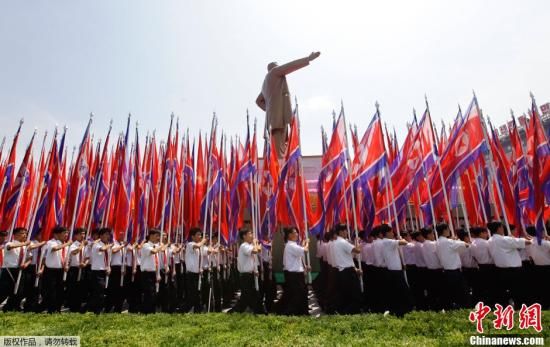 2013年7月27日，朝鲜举行盛大阅兵纪念《朝鲜停战协定》签订60周年。图为国旗方阵气势恢宏。