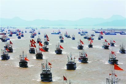 8月1日,众多拖虾船从浙江舟山沈家门渔港出发驶往东海渔场.
