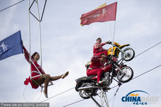 德国高空钢丝表演队上演刺激表演 摩托车空中
