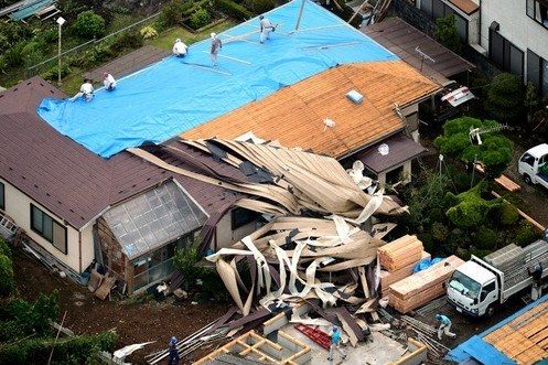 日本现怪风把屋顶吹翻 学生尖叫(组图)