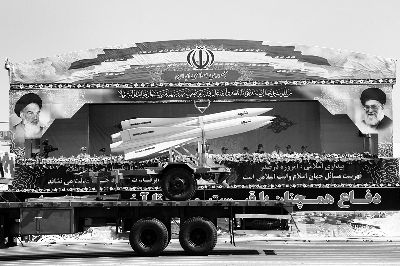 伊朗阅兵 晒导弹 射程2000公里 可攻击海湾地