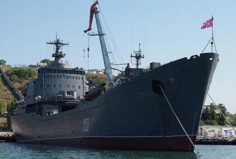 俄罗斯登陆舰访问叙利亚港口 叙导弹船