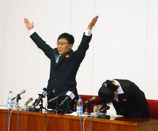据朝中社报道，一对脱北者夫妻重新回到朝鲜后，于2012年11月8日在朝鲜人民文化宫会见国内外记者。（资料图片）