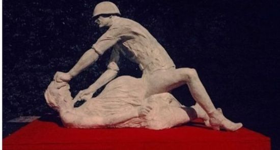 波兰现苏联士兵强奸波兰孕妇塑像(图)