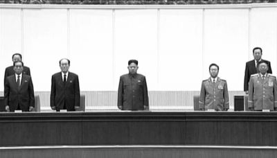 17日，金正恩（中）、金永南（前左二）、朴凤柱（前左一）、崔龙海（前右二）出席金正日逝世两周年追悼大会。　图/东方IC