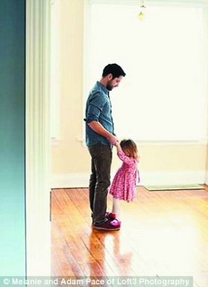 有爱<em>父女</em>翻拍婚纱照_新浪新闻