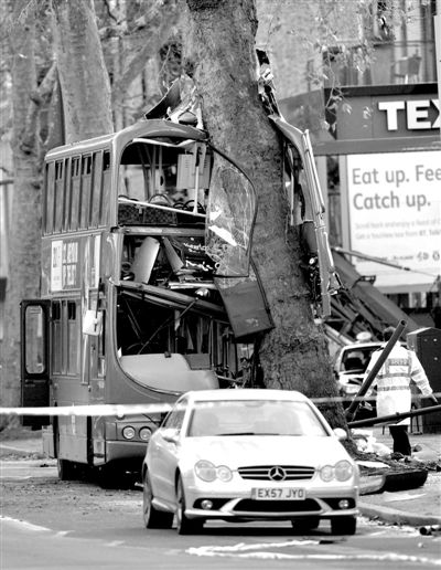 伦敦公交车撞树