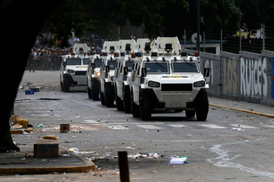 委内瑞拉装甲车开上街头 反政府示威引发冲突