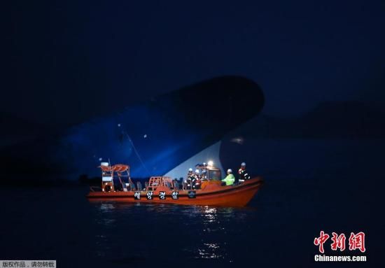 ����ʱ��4��16������8ʱ58������һ������470�����˿͵ġ�����(SEWOL)�š������ں������Ϻ�������ˮ�¹��³���ͼΪ16�����������Ѿ���Ա���ڼ�����ʧ�ٳ˿ͽ����Ѿȡ�