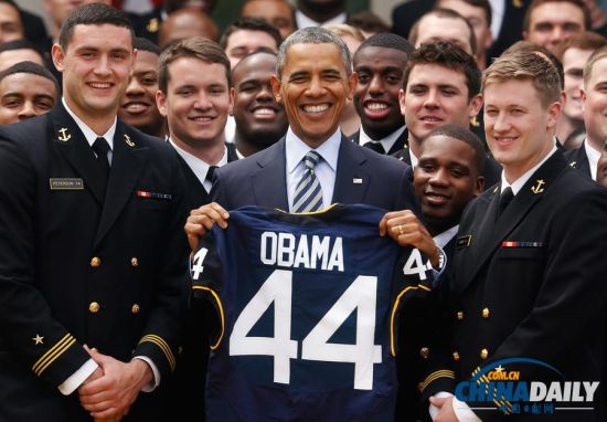 奥巴马授予美国海军学院橄榄球队总司令奖杯 