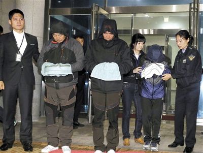 19日，包括船长李俊锡（左三）和25岁的女舵手朴某在内的三名船员被警方逮捕。