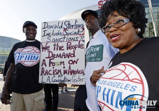 NBA快船队赛前民众场外举标语 抗议其老板种