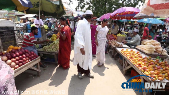 印度男子为呼吁世界和平倒走25年 称已无法正