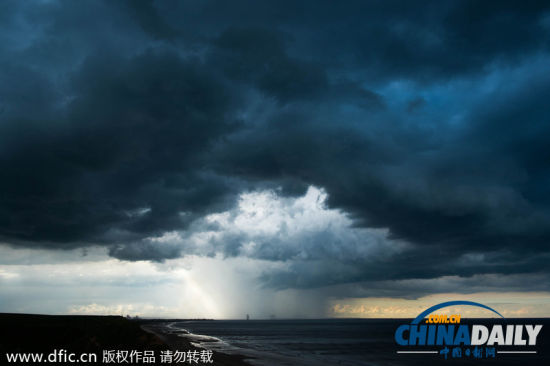 英国上空现恐怖雷暴云 似末日大片[1]