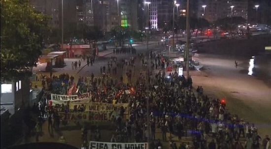 英媒网络直播世界杯现故障 抗议者砸演播室玻