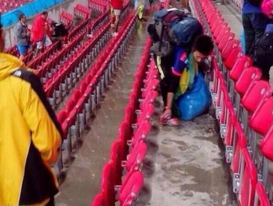 日本球迷赛后主动清理赛场垃圾 获赞素质高|巴