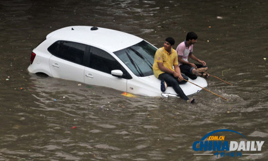 印度多地遭暴雨袭击 街道遭水淹车辆变游船[