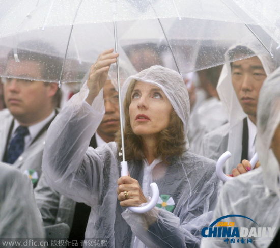 安倍晋三冒雨出席仪式 纪念广岛原子弹爆炸69