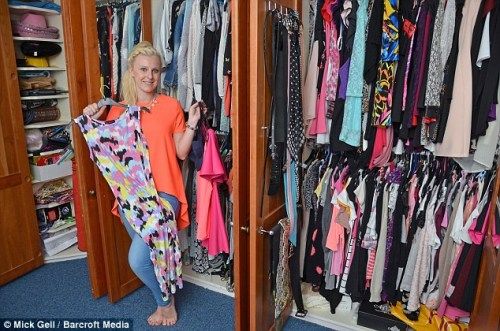 英国25岁购物狂女孩每日狂扫货 衣服堆满四间