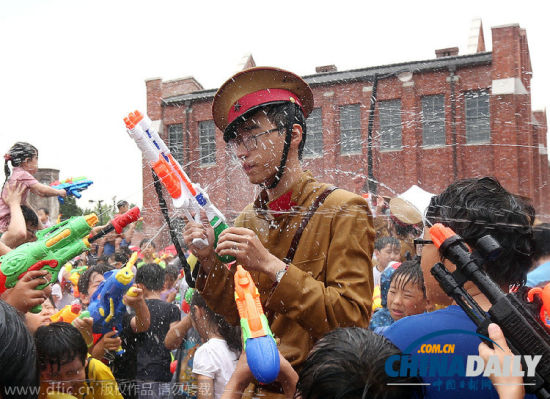 韩国庆祝光复节 童子军用水枪击败日本鬼子