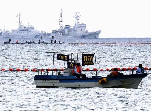 日本冲绳县民众驾渔船抗议建美军基地-