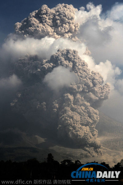 火山喷发时形成的“蘑菇云”奇观（来源：东方IC） 