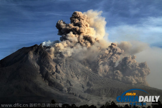 锡纳朋火山涌出火山灰