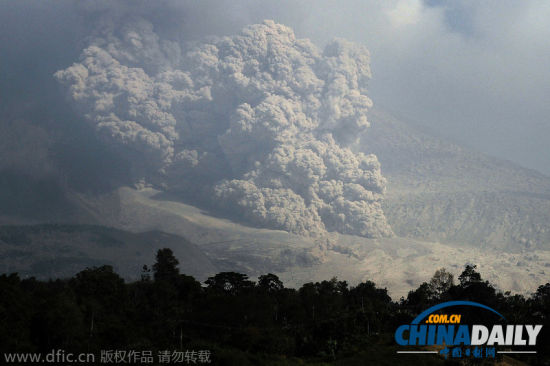 厚厚的火山灰给附近居民的生活造成不便 