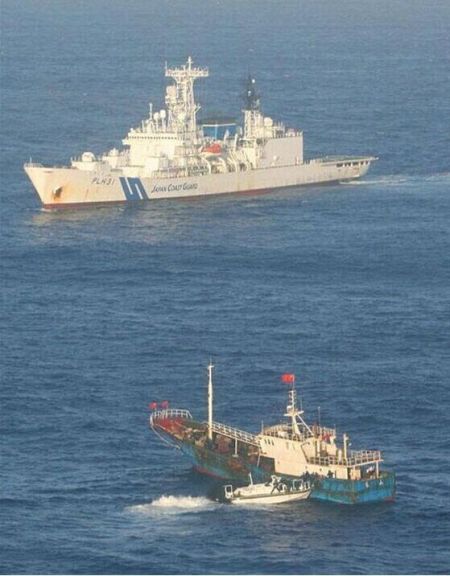 图为日本海上保安厅巡逻船在小笠原群岛海域围追堵截中国渔船画面。