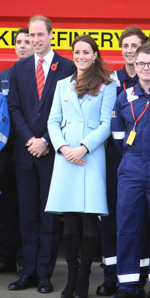 英国威廉王子夫妇视察炼油厂 凯特王妃孕肚初显