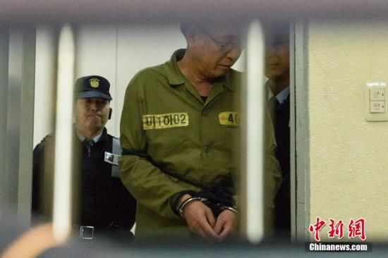   　　当地时间2014年11月11日，韩国光州，沉没渡轮“世越号”船长李准石和船员们抵达法院，接受最终审判。图片来源：CFP视觉中国