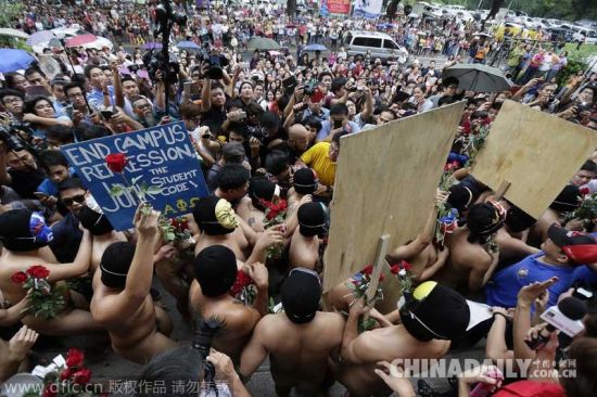 菲律宾大学男生集体裸奔 呼吁关注腐败与全球