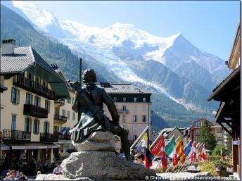资料图：法国滑雪圣地霞慕尼(Chamonix)。图片来源：法国登山网。