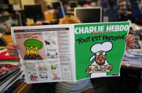 12日，上周遭到极端分子恐怖袭击的《查理周刊》公布了“幸存者专刊”的封面：绿色的底色上，穆罕默德嘴角向下，手中举着一周来所有人都耳熟能详的口号：我是查理。