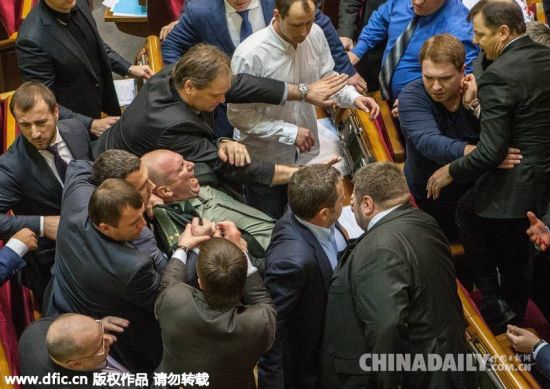 乌克兰议会上演“肉搏战” 议员打架鲜血直流[1]- 中国日报网_新浪新闻
