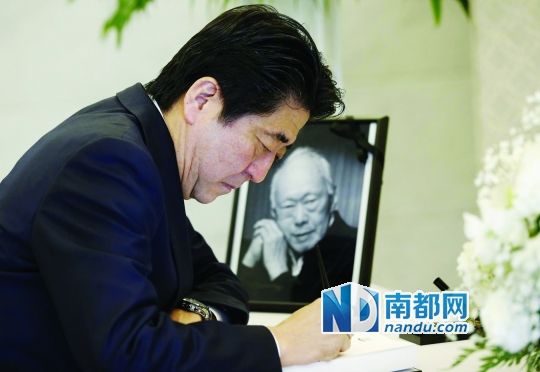 日本首相安倍晋三24日前往新加坡驻日大使馆