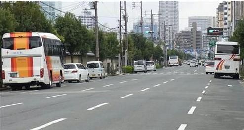 抢夺外国游客资源 日本部分租车公司占道停车
