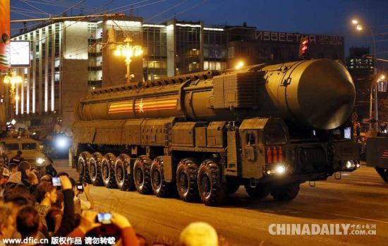 俄举行胜利日阅兵夜间彩排 装甲车辆驶上街道