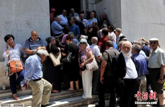 当地时间2015年6月29日，希腊塞萨洛尼基，老年人等待领取养老金，银行被关闭。